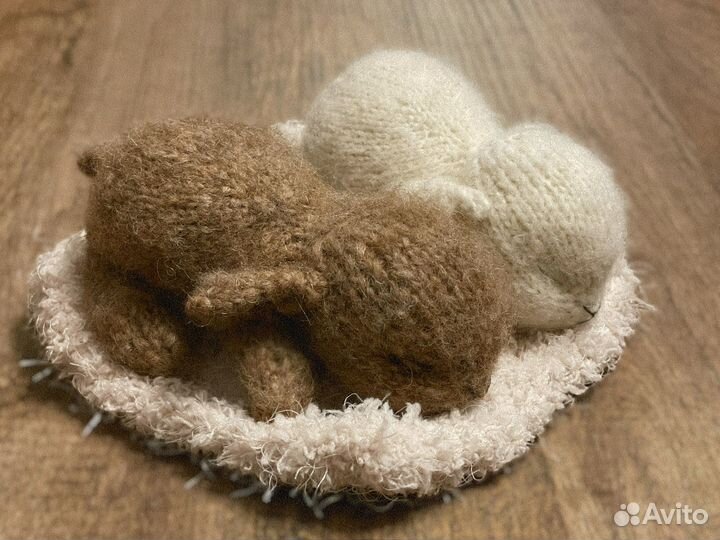 Вязаный зайчик спящий