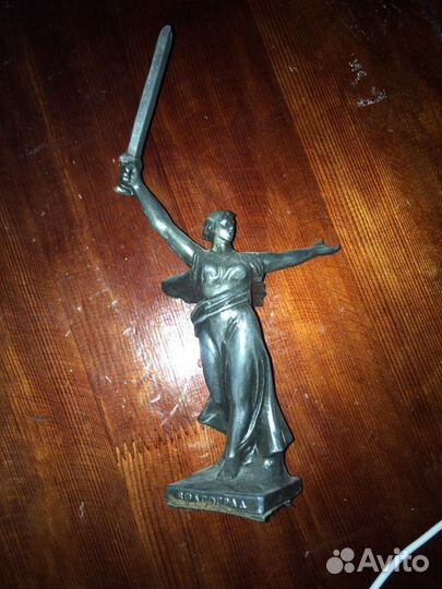 Статуэтка родина мать