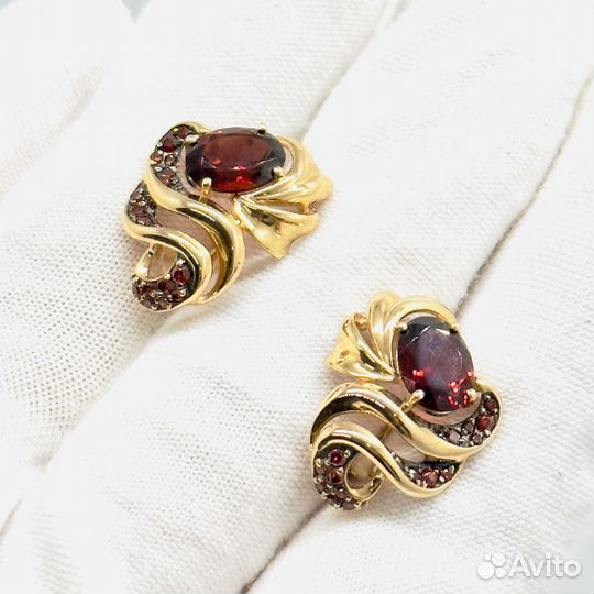 Золотые серьги с гранатом