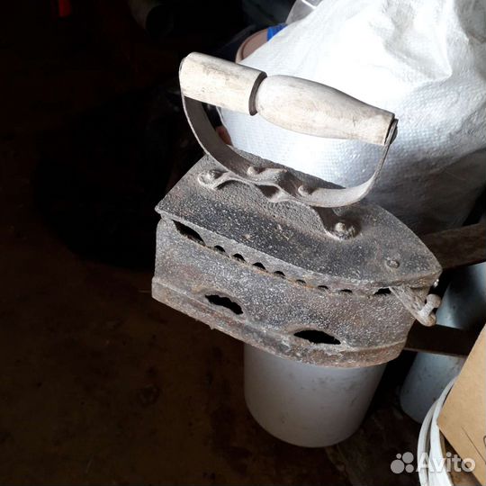 Старинный угольный утюг