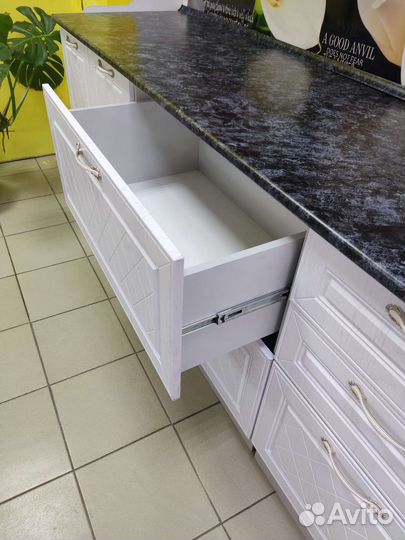 Кухонный гарнитур в наличии новый 2.7м