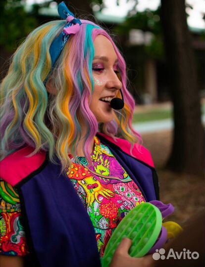 Ведущая, диджей