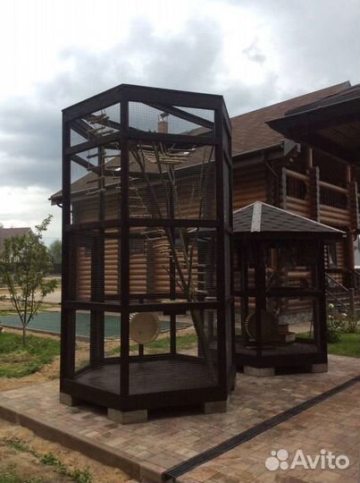 Высокий вольер для белок и птиц