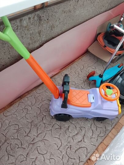 Детская машинка каталка с ручкой