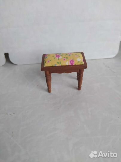 Мебель для кукольного домика. Пуфик