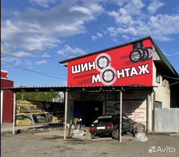 Работник шиномонтажа