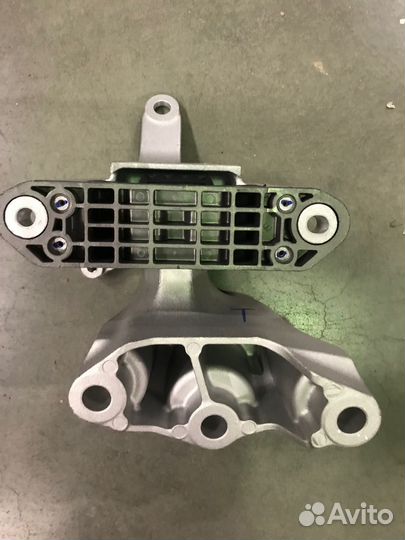 Кронштейн опоры двигателя левый SX11 1077106000