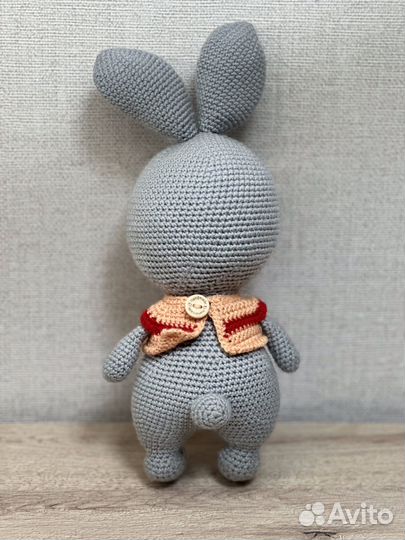 Вязаная игрушка Зайка