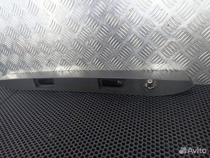 Накладка двери (крышки) багажника Mercedes-Benz