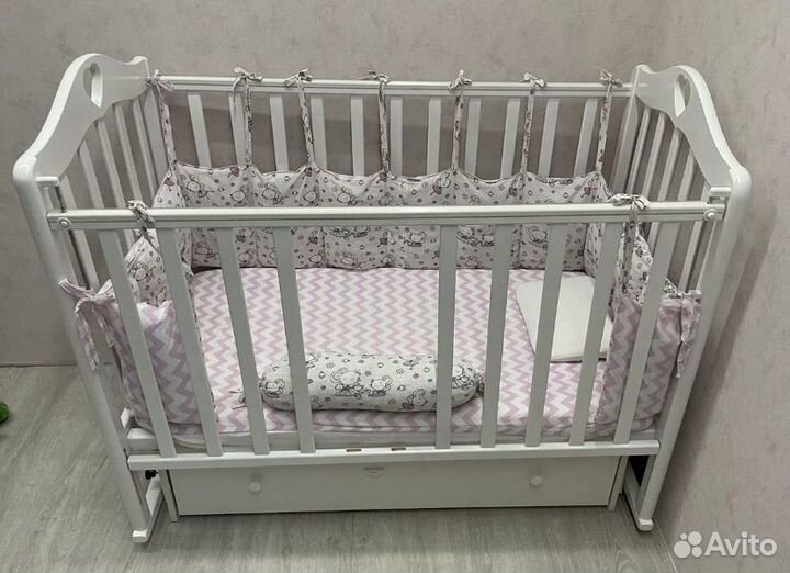 Детская кроватка с маятником