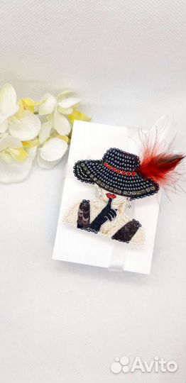 Брошь дама в шляпе с пером