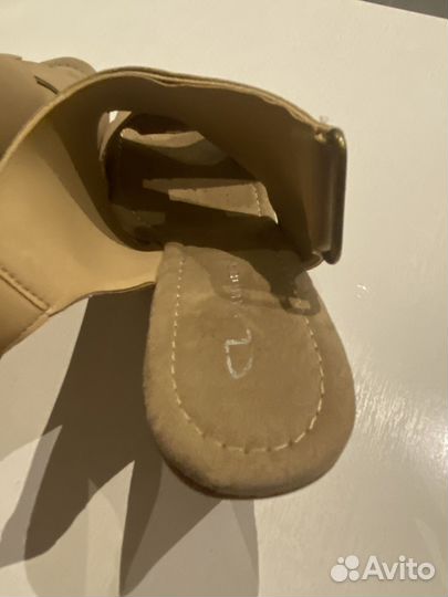 Босоножки на танкетке высокие