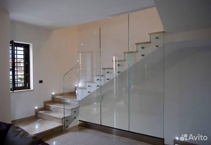 Стеклянное ограждение для лестниц