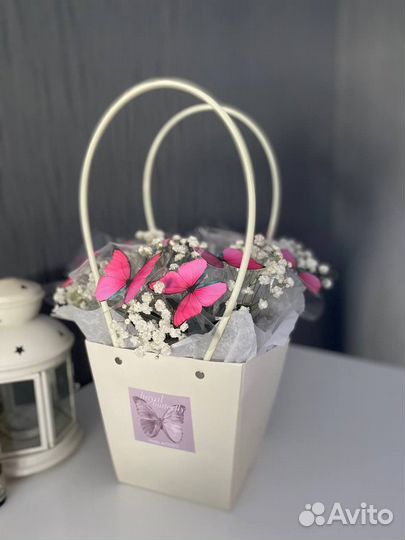 Букет из бабочек в коробке с цветами