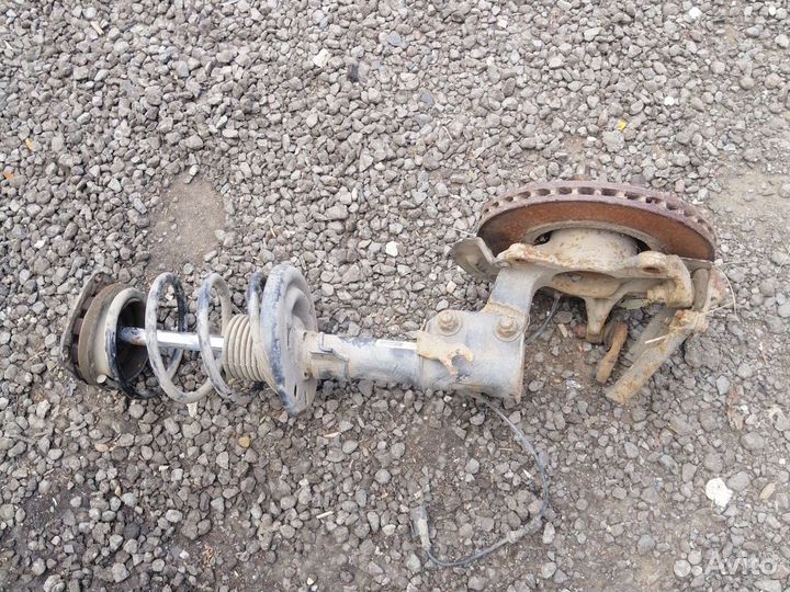 Кулак поворотный левый Renault Megan 3