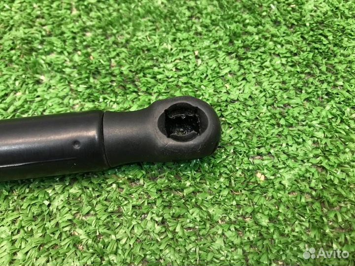 Амортизатор капота Mercedes-Benz C-180 W204