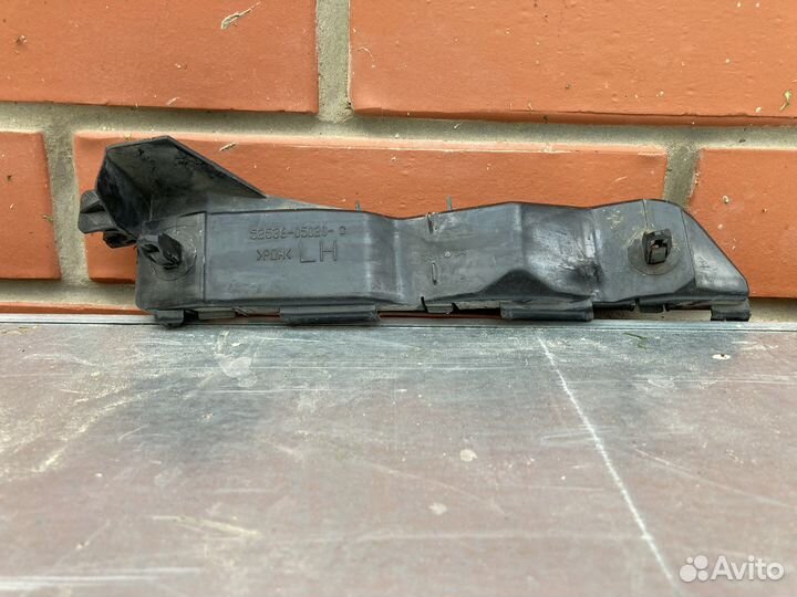 Кронштейн переднего бампера Toyota avensis