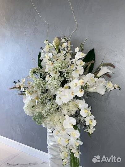 Композиция из искусственных цветов