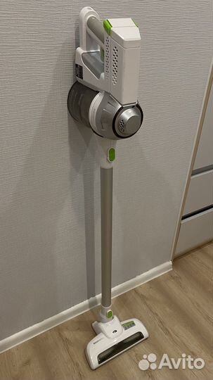 Беспроводноф вертикальный пылесос Redmond RV-UR341