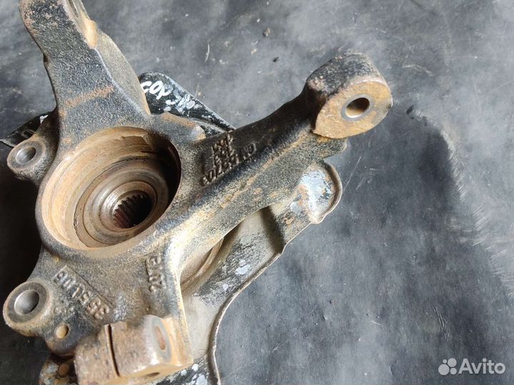 Кулак передний правый Opel Corsa D