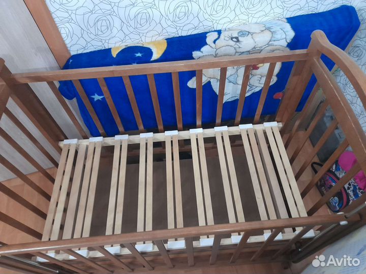 Детская кроватка с маятником и ящиком