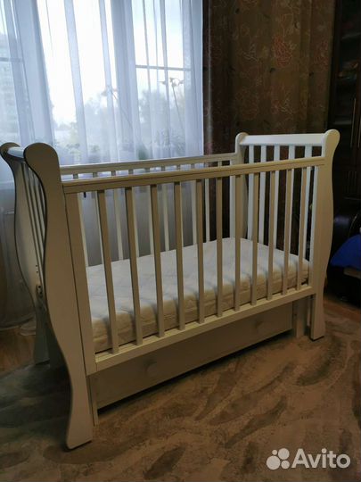 Детская кроватка с маятником белая