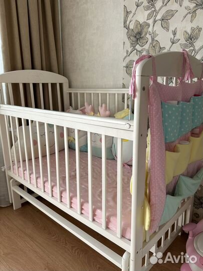 Детская кроватка с маятником