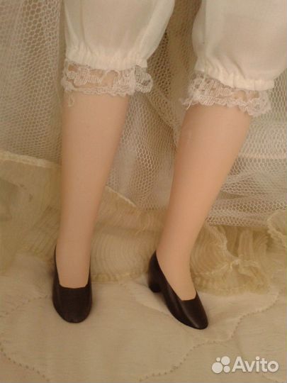 Кукла фарфоровая