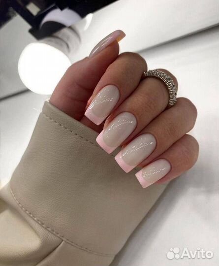 Маникюр, педикюр в салоне красоты