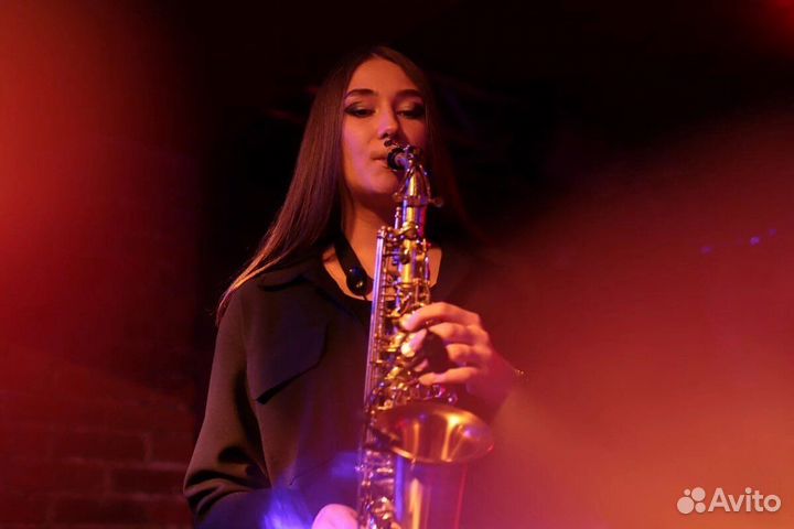 Саксофонист на праздник