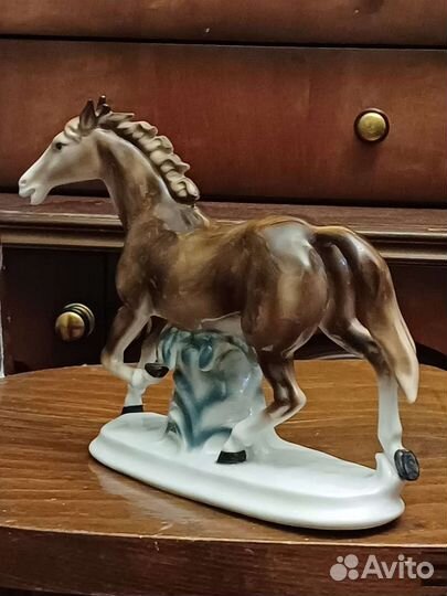 Статуэтка бегущая лошадь с сертификатом. Германия