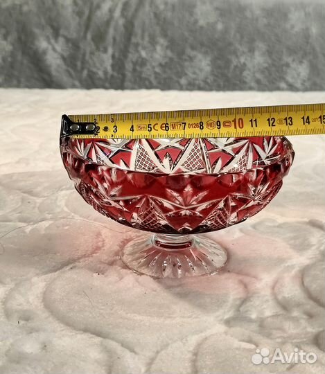 Хрустальная вазочка на ножке с алым оттенком