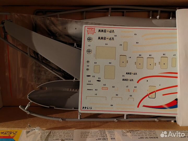 Сборная пластиковая модель самолета Боинг 767-300