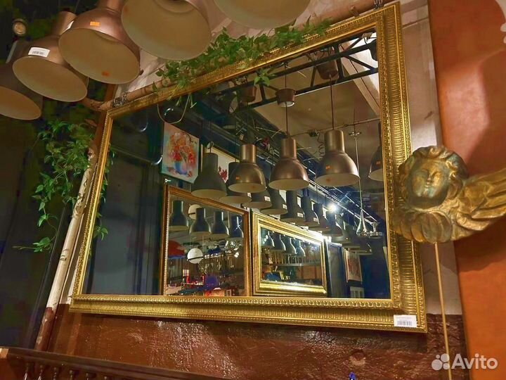 Большое зеркало в багетной раме