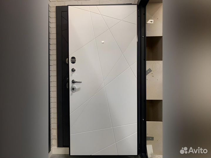 Входная дверь глухая