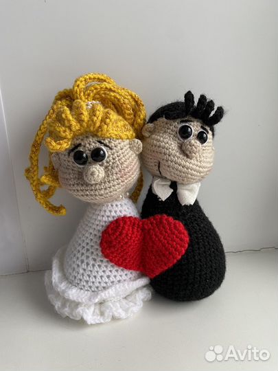 Вязаная фигурка жених и невеста