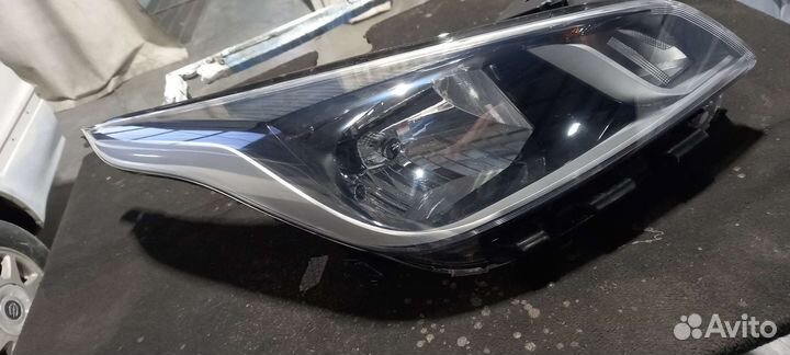 Фара передняя правая дорестайлинг для Kia Rio 4