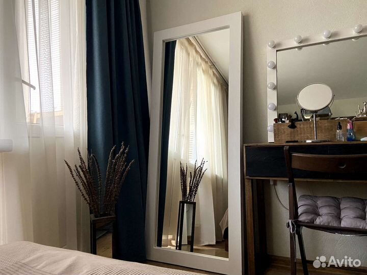 Зеркало, зеркало в деревянной раме