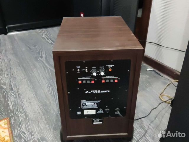Активный сабвуфер Ultimate TR100WA Walnut