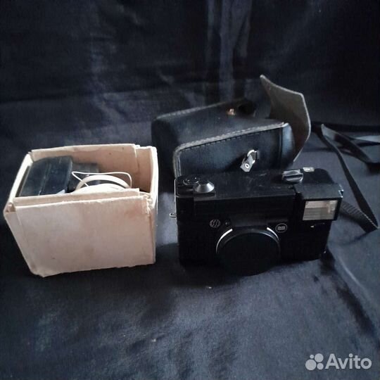 Плёночный фотоаппарат со вспышкой Эликон