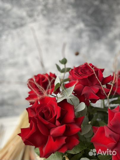 Корзина с красными розами