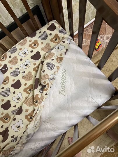 Детская кроватка с маятником и ящиком