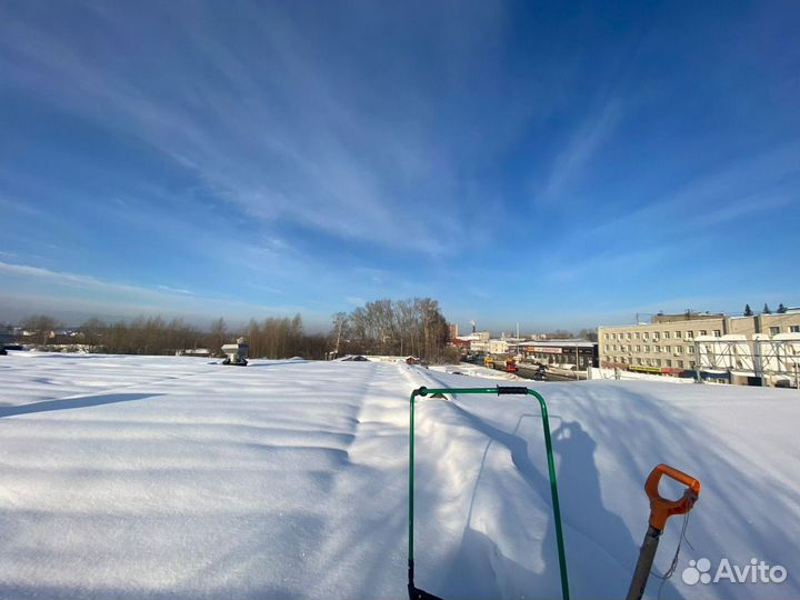 Чистка кровли от снега. Профессиональный альпинизм