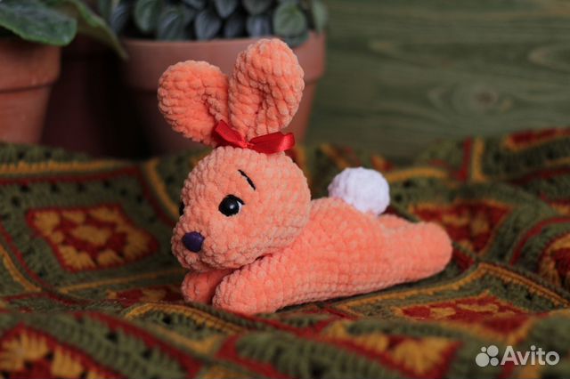 Вязаная игрушка Зайка