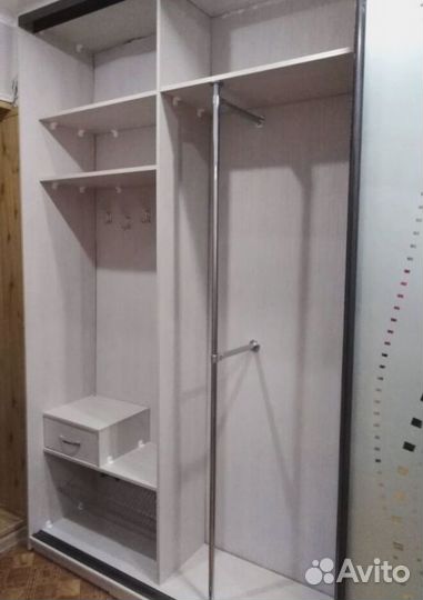 Письменный стол у окна со стеллажами на заказ