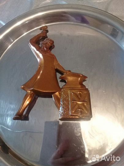 Кузнец с молотом