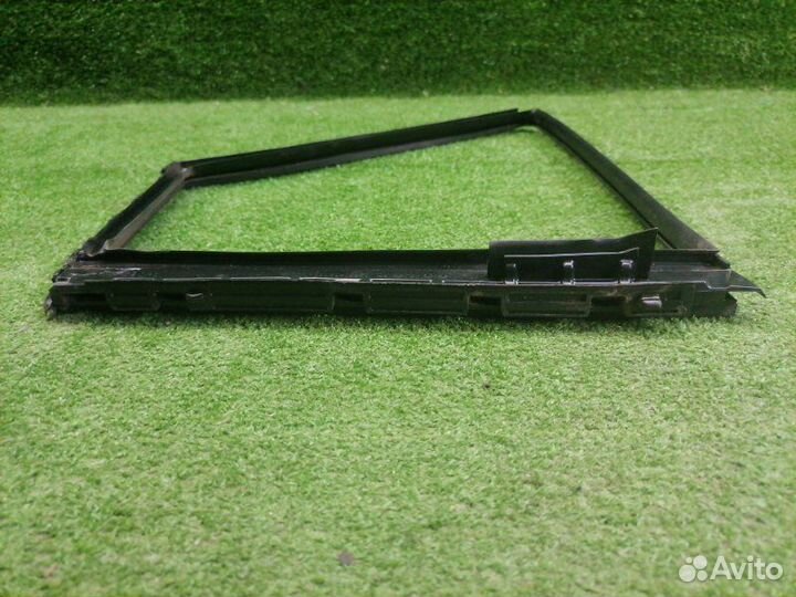 Уплотнитель стекла двери задний левый Toyota