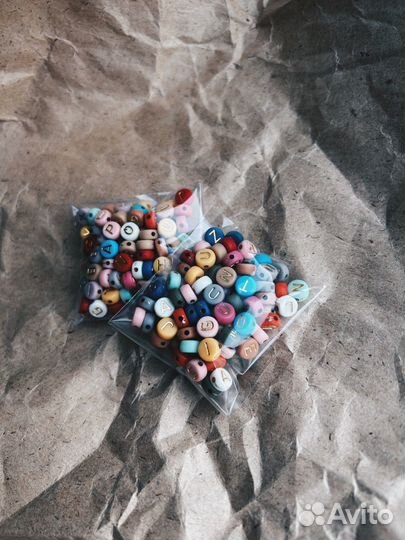 Бусины буквы цветные