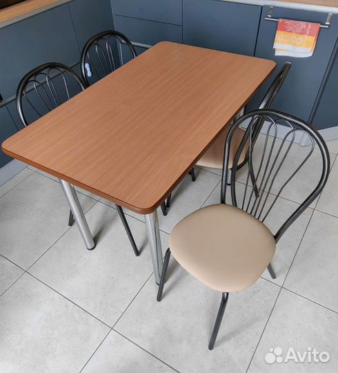 Кухонный стол и стулья новые