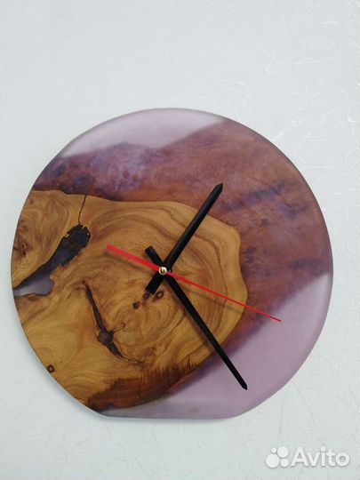 Настенные часы из дерева и эпоксидной смолы
